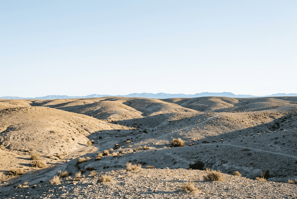Collines de hammada du désert d’Agafay, à 30 km de Marrakech, avec le Haut Atlas à l’horizon
