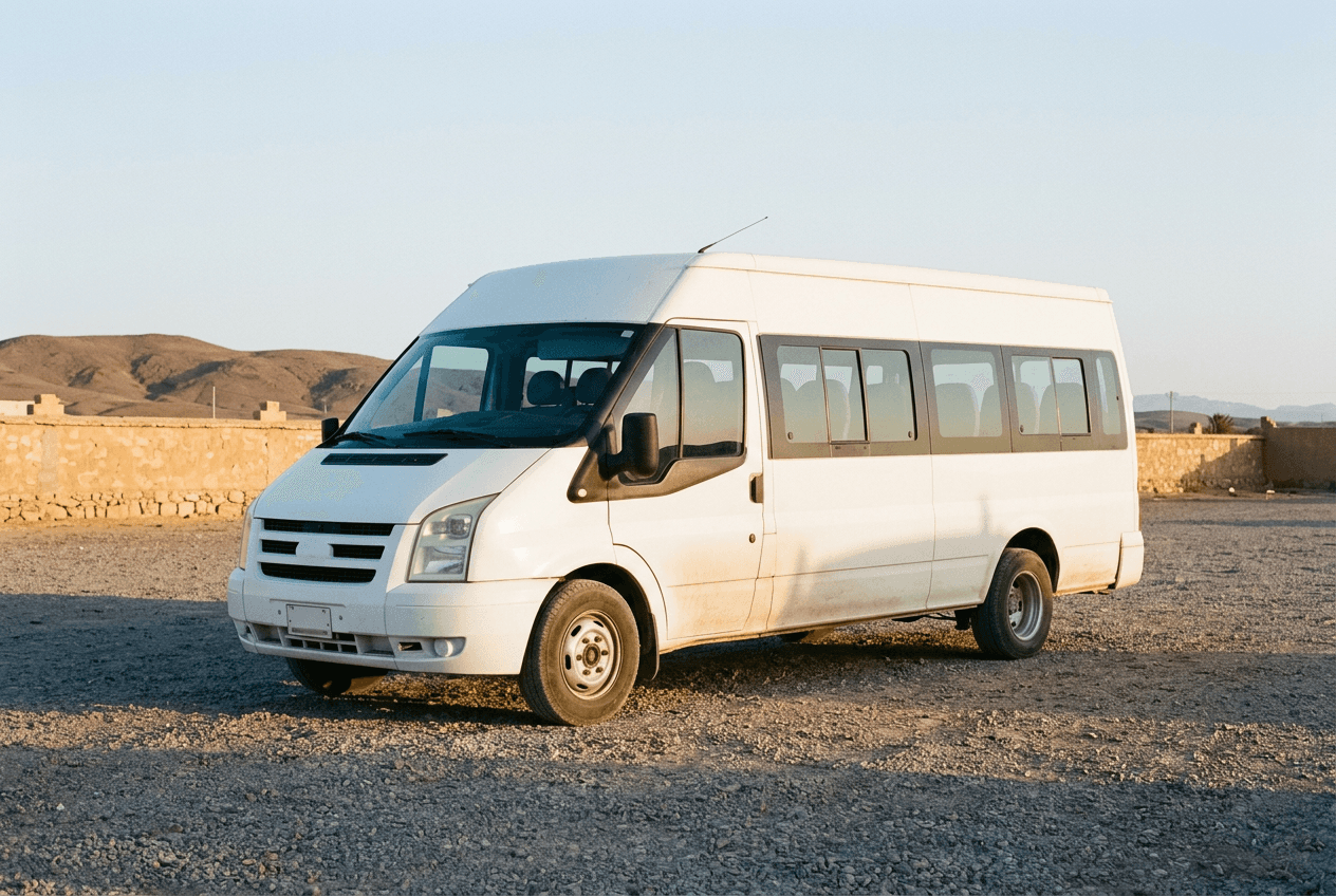 Mercedes Sprinter long 15 places de Kech Travel Bus stationné sur le boulevard qui borde les remparts de la médina de Marrakech