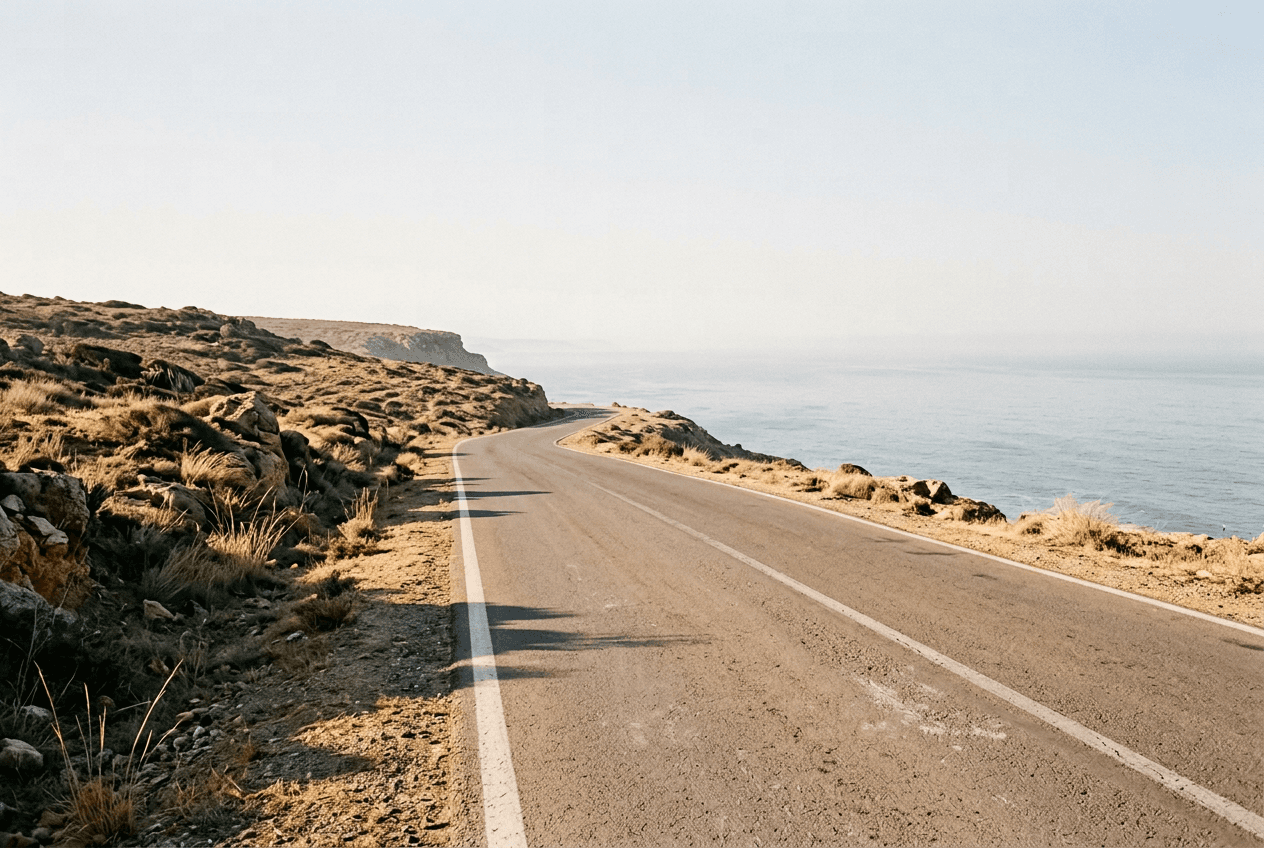 Route N1 longeant la côte atlantique entre Agadir et Essaouira, au-dessus des falaises