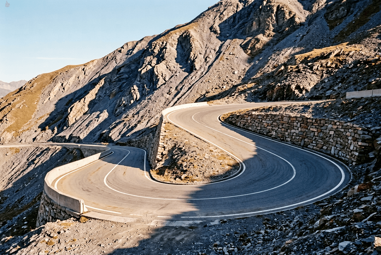 Lacet de la route N9 taillé dans le schiste du Haut Atlas, sur la montée du Tizi n’Tichka
