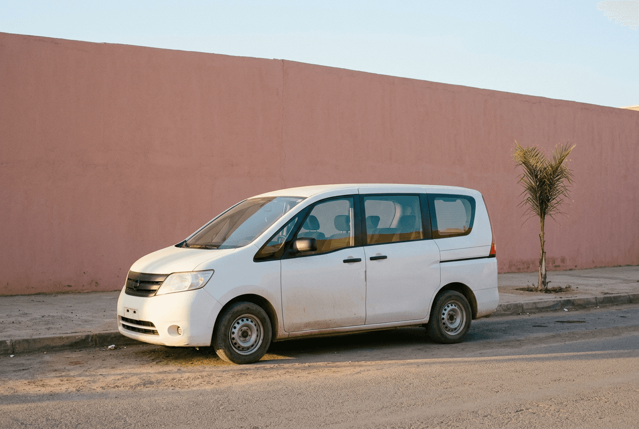 Mercedes Vito 7 places de Kech Travel Bus stationné devant les remparts de terre rouge de la médina de Marrakech